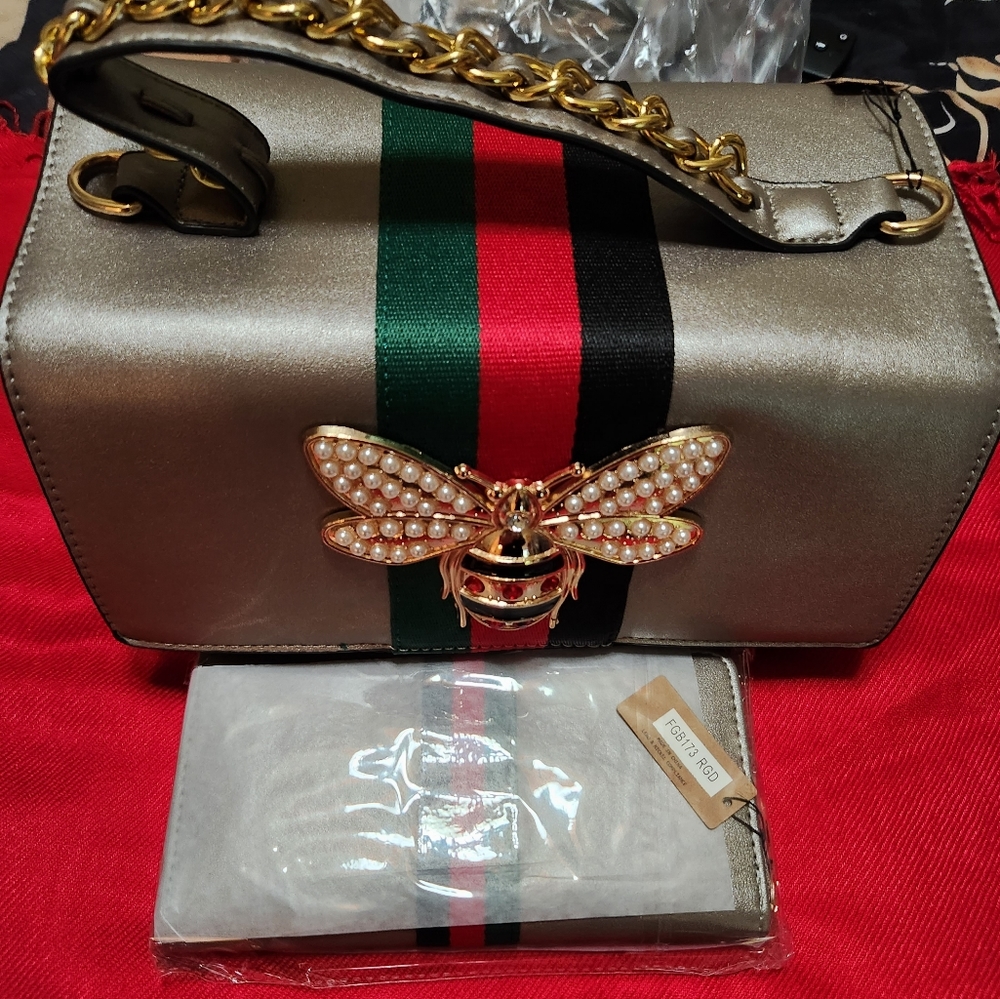 Elegant Gold Crossbody Bag with Pearl Bee Accent